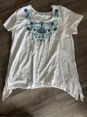 Embroidered Boho Floral Sharkbite Hem Top 1X/2X